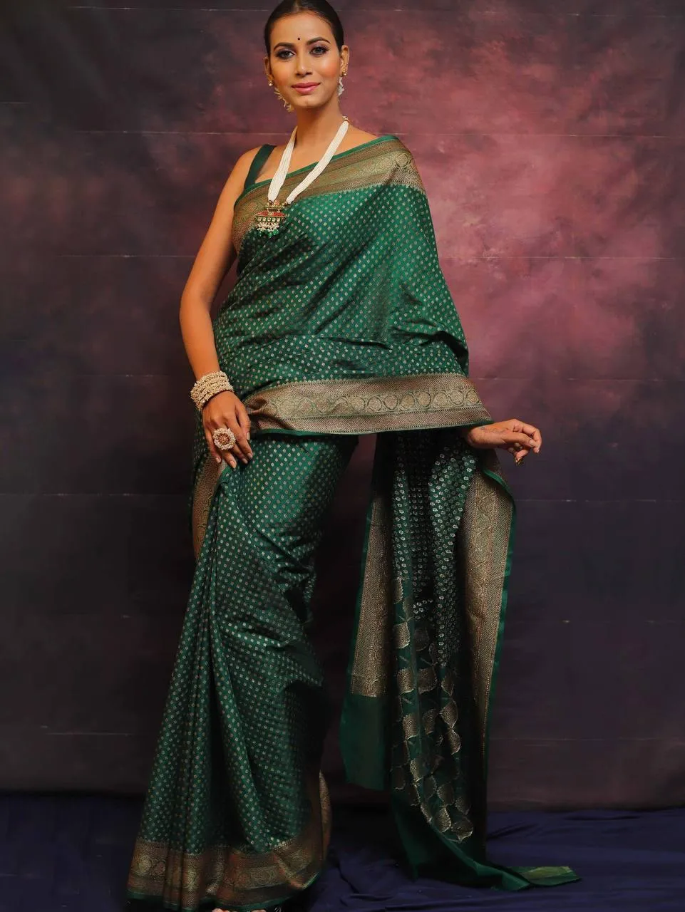 Supernal Dark Green Soft Silk Saree With Enchanting Blouse Piece