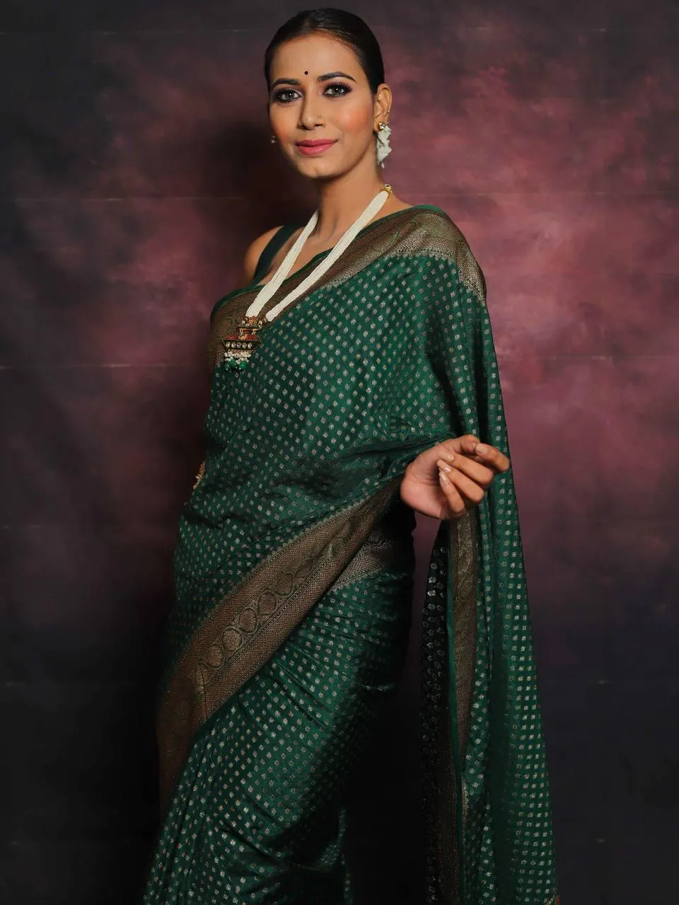 Supernal Dark Green Soft Silk Saree With Enchanting Blouse Piece