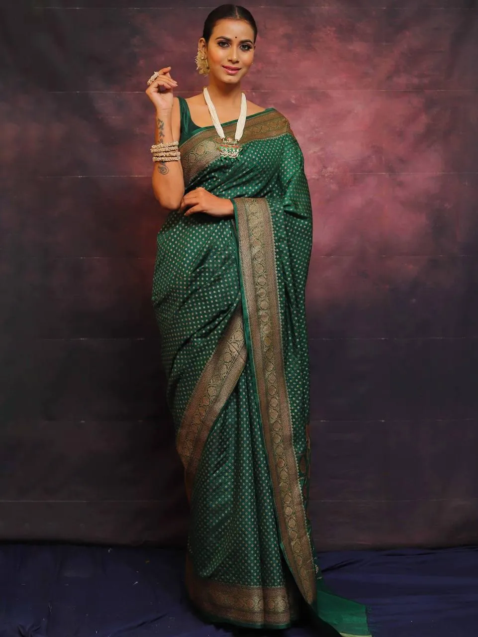 Supernal Dark Green Soft Silk Saree With Enchanting Blouse Piece