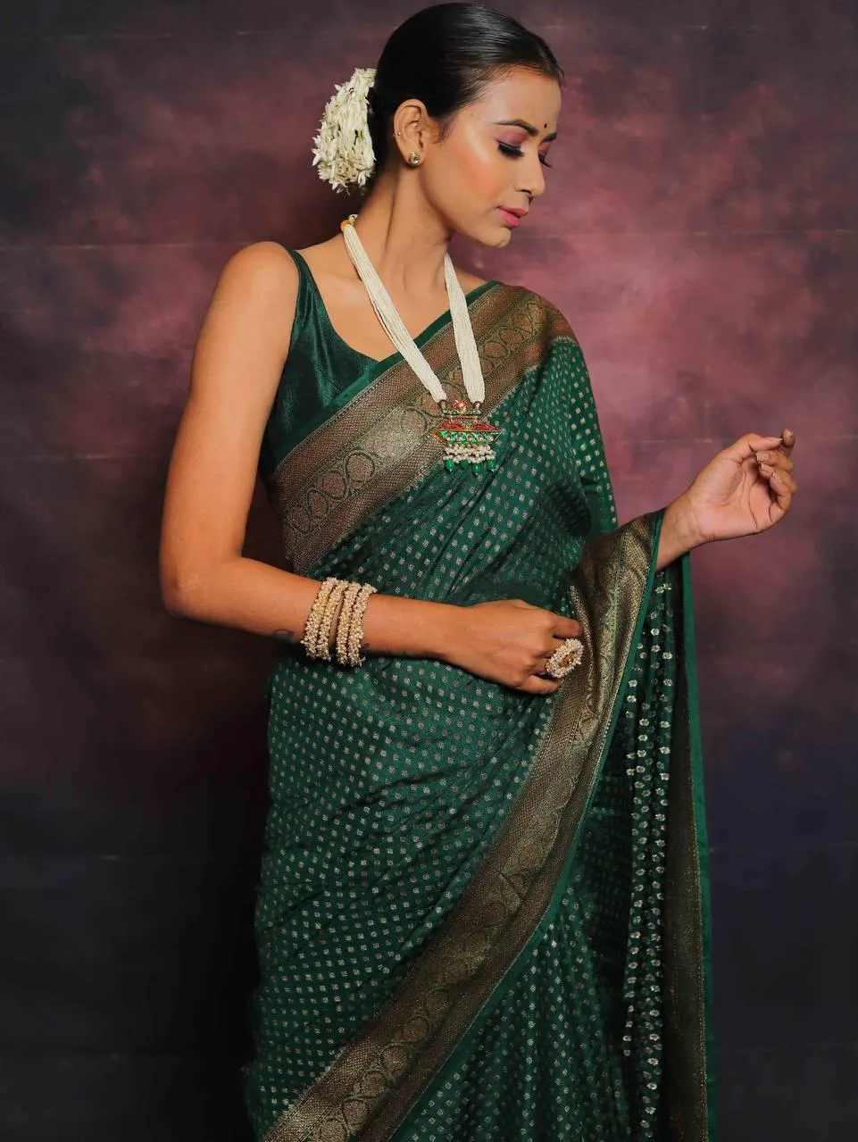 Supernal Dark Green Soft Silk Saree With Enchanting Blouse Piece