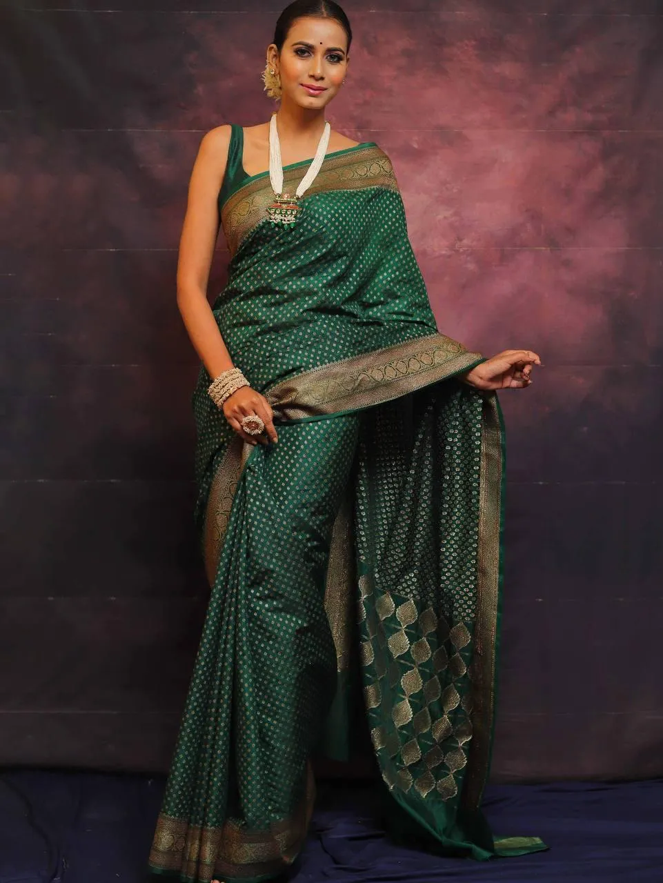 Supernal Dark Green Soft Silk Saree With Enchanting Blouse Piece