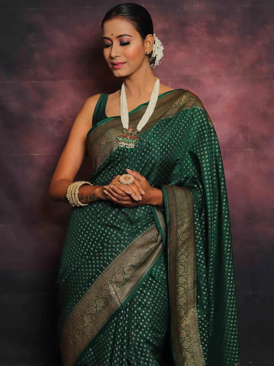 Supernal Dark Green Soft Silk Saree With Enchanting Blouse Piece